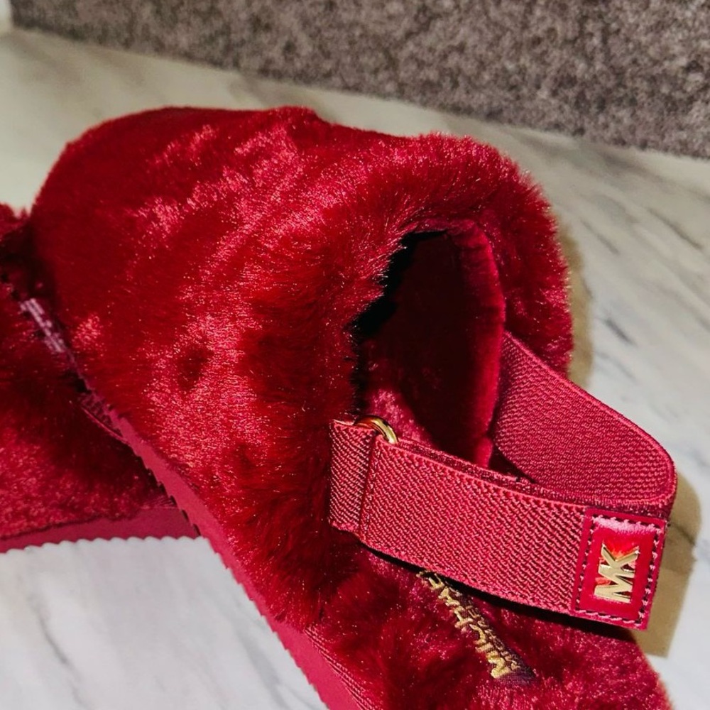 SOLD - Michael Kors slide slippers size 8